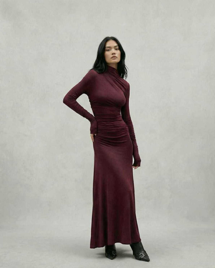 Vestido maxi celeste con cuello alto y silueta ajustada, cómodo y versátil para mujer.