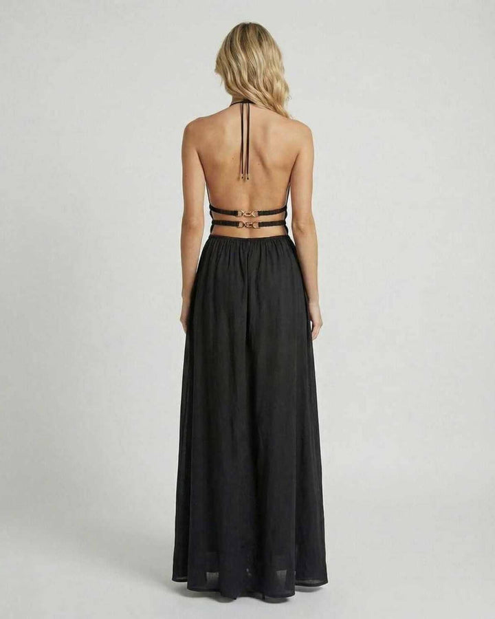 Vestido blanco sin mangas con cuello halter y silueta en A. Elegancia atemporal para moda femenina.