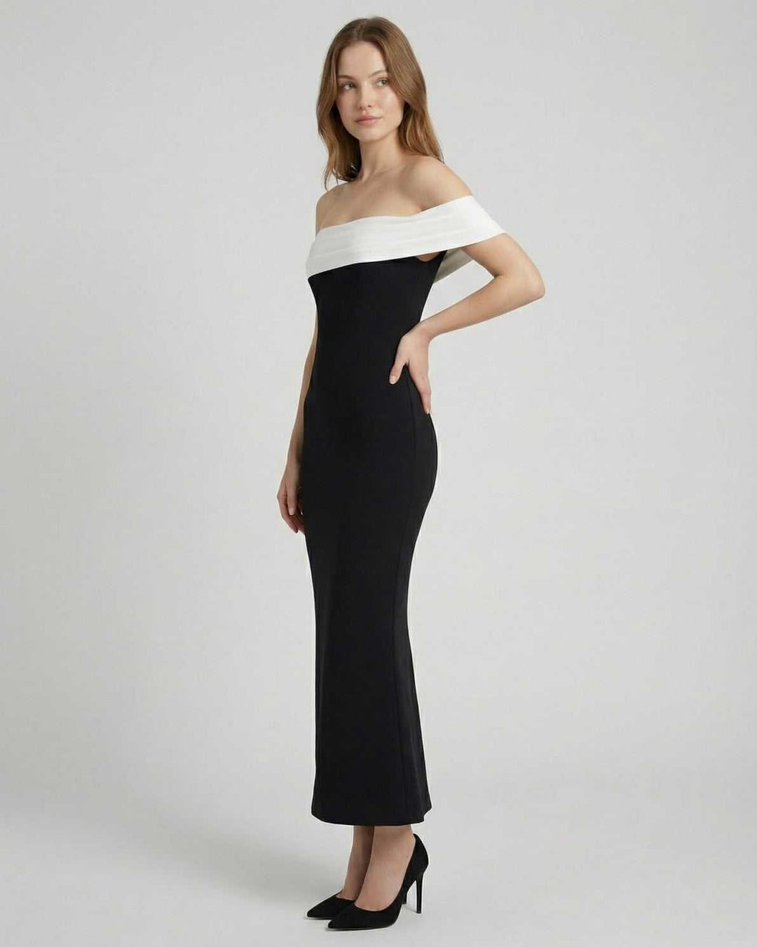 Vestido de fiesta maxi celeste para mujer, con hombros descubiertos. Diseño elegante y cómodo, perfecto para eventos formales.