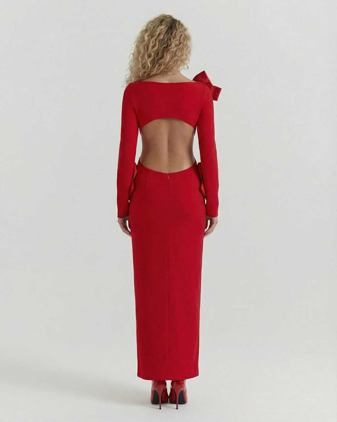 Vestido maxi celeste de mujer, silueta tubo, perfecto para otoño e invierno. Prenda elegante y moderna.