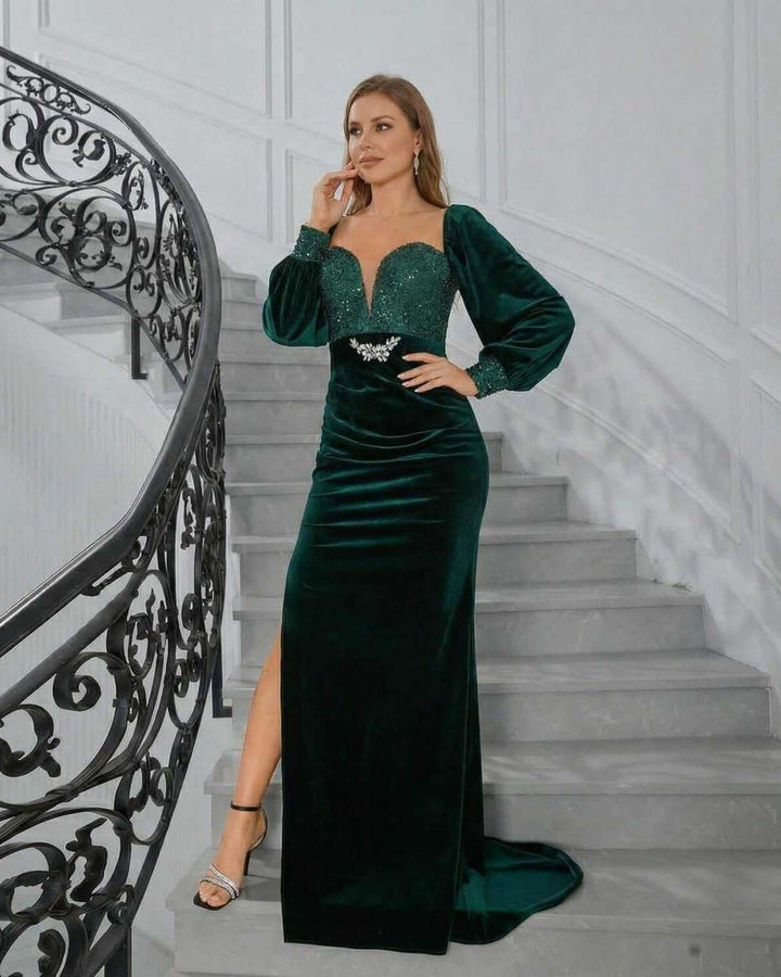 Vestido de gala celeste de lentejuelas. Glamour y brillo para fiestas, bodas y eventos especiales. Silueta elegante.