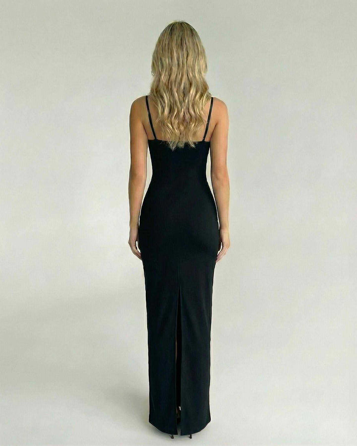 Elegante vestido maxi celeste ajustado con delicado encaje para ocasiones especiales de mujer.