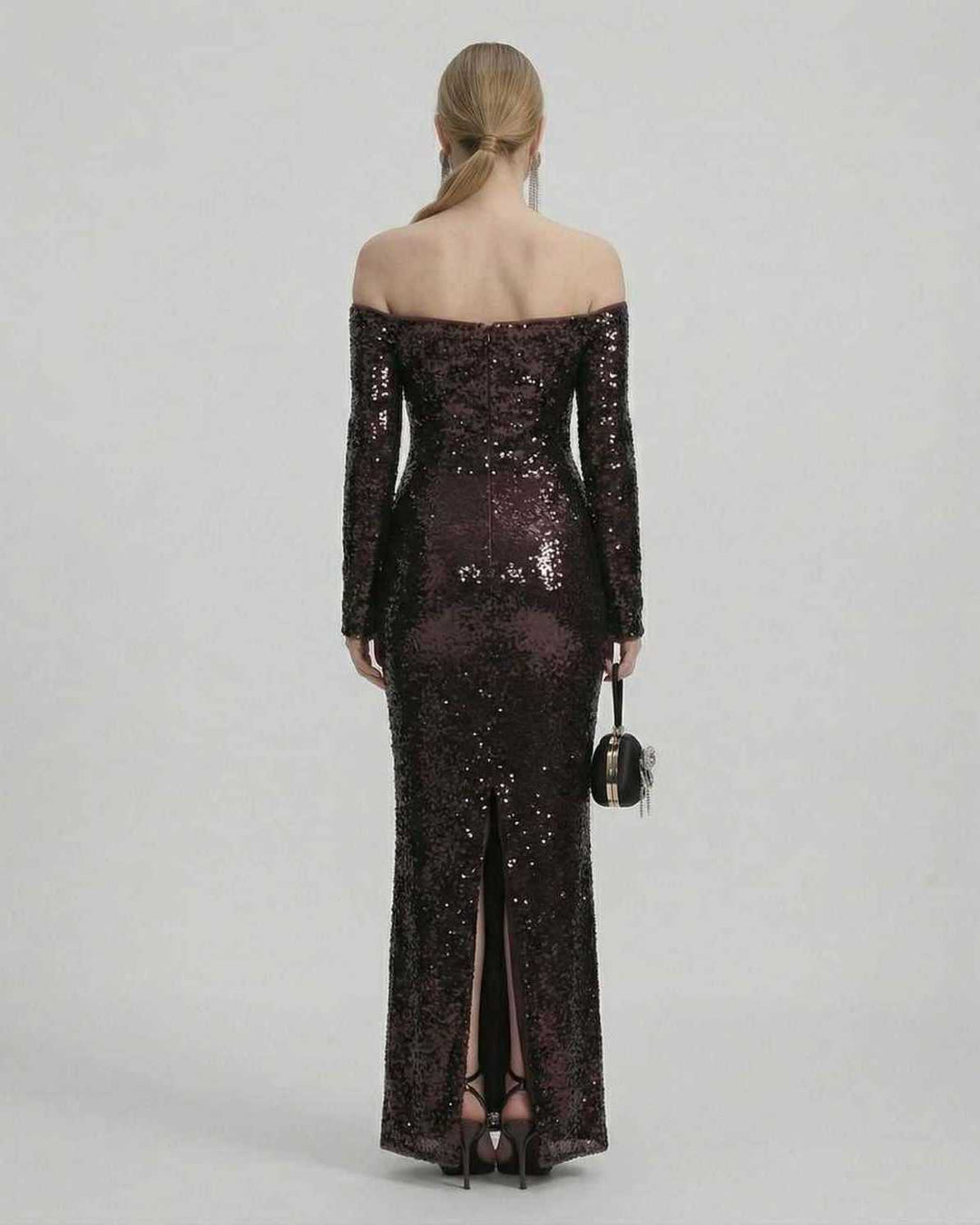Elegante vestido de noche blanco con lentejuelas, perfecto para cócteles y ocasiones especiales de mujer.