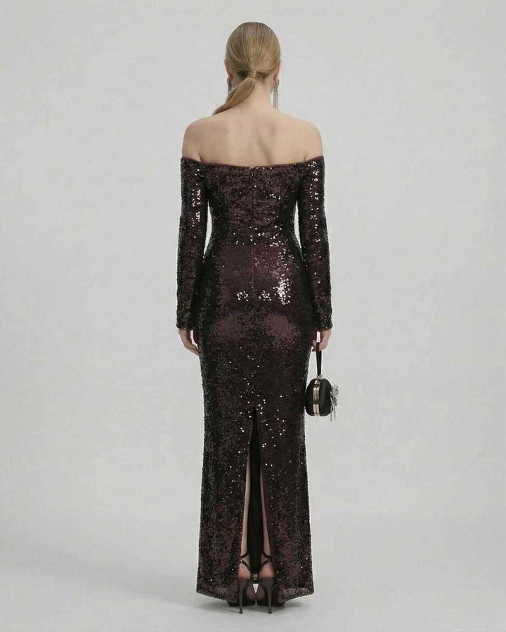 Elegante vestido de noche blanco con lentejuelas, perfecto para cócteles y ocasiones especiales de mujer.