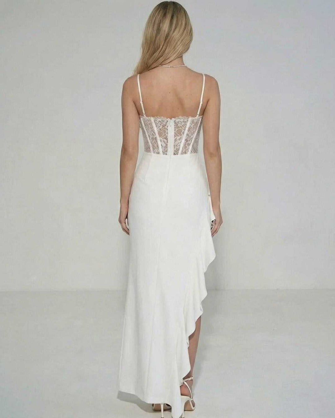 Vestido de noche largo celeste con cuerpo estructurado tipo corsé, perfecto para ocasiones especiales.
