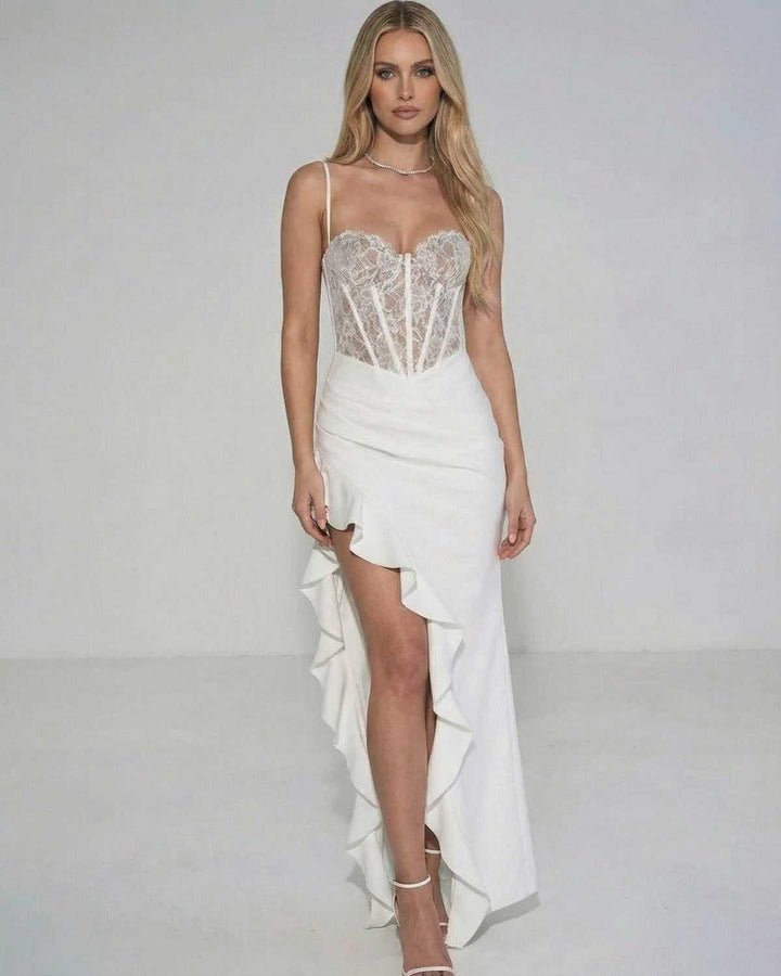 Vestido largo celeste con silueta asimétrica, diseño de corsé para fiesta o gala.