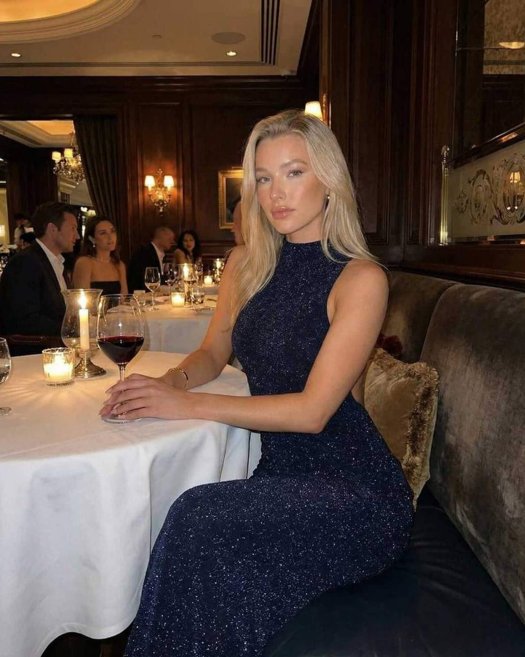 Vestido celeste de noche elegante con cuello alto y silueta maxi. Diseño sin mangas para mujer con estilo.