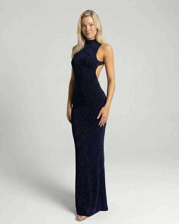 Vestido maxi celeste elegante para mujer. Ideal para noche, fiesta o evento especial. Cuello alto y sin mangas.