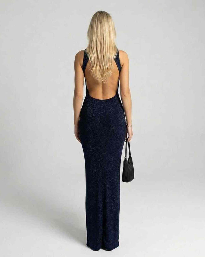 Vestido de noche celeste ajustado, cuello alto, sin mangas. Moda femenina elegante para cóctel y ocasiones formales.