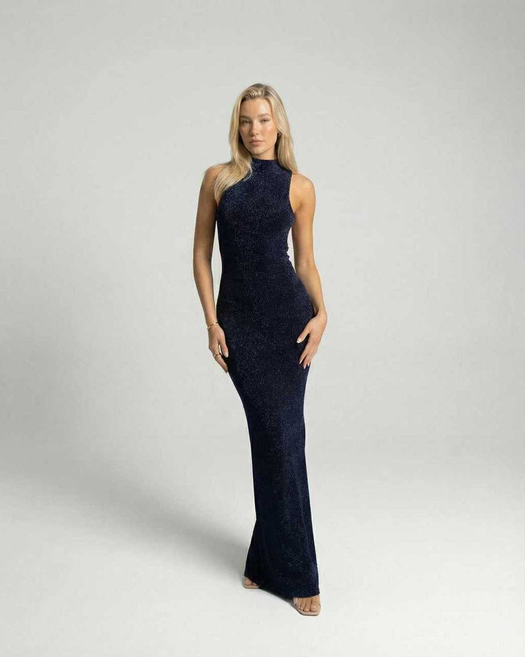 Sofisticado vestido maxi celeste para mujer. Diseño sin mangas, cuello alto. Perfecto para eventos elegantes.