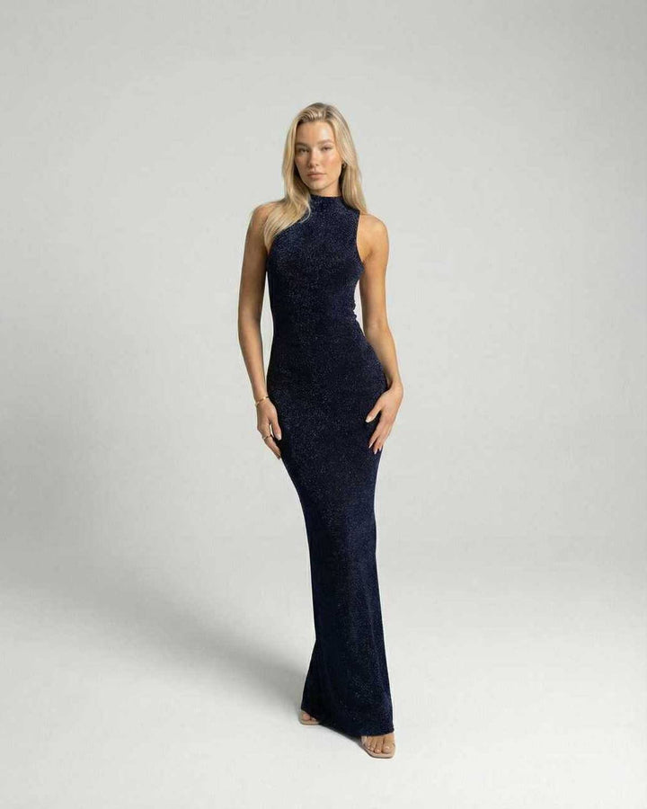 Sofisticado vestido maxi celeste para mujer. Diseño sin mangas, cuello alto. Perfecto para eventos elegantes.