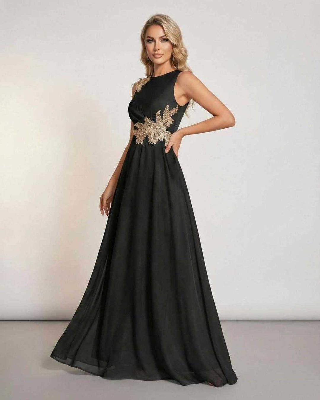 Mujer luciendo un vestido maxi blanco elegante, perfecto para fiestas y eventos formales.
