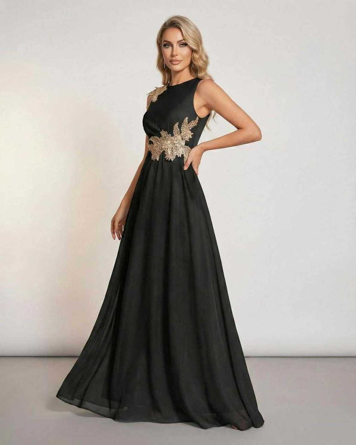 Mujer luciendo un vestido maxi blanco elegante, perfecto para fiestas y eventos formales.
