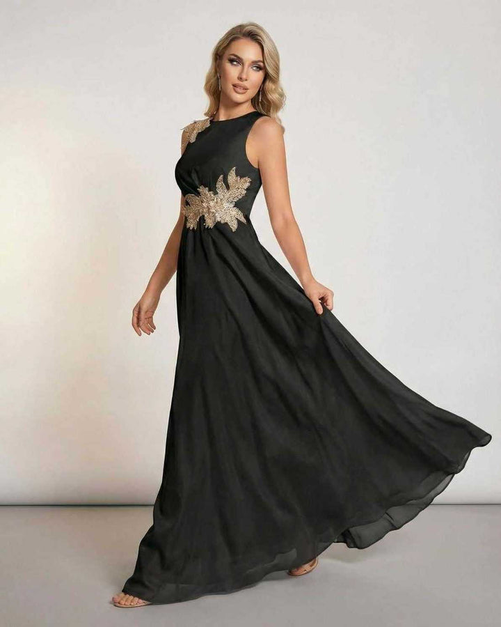 Vestido maxi blanco fluido para mujer, perfecto para ocasiones formales, bodas y fiestas.