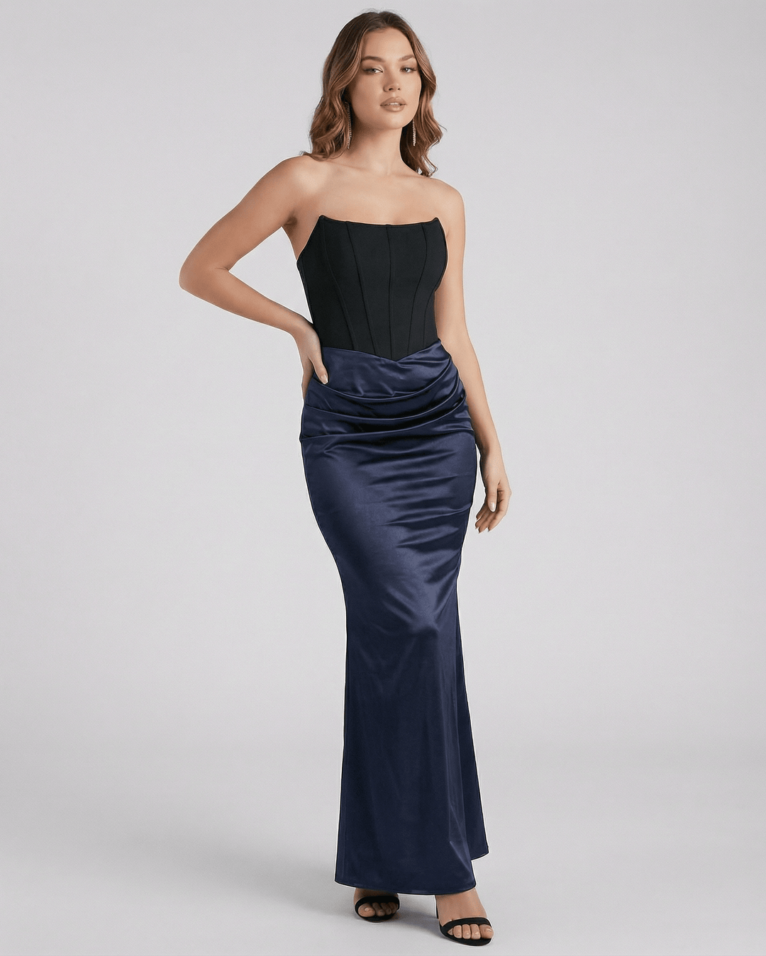 Vestido celeste para mujer, corte maxi y sin tirantes, perfecto para una fiesta inolvidable.