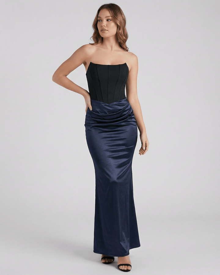Maxi vestido celeste sin tirantes, elegante y moderno, ideal para fiesta de día o noche de verano.