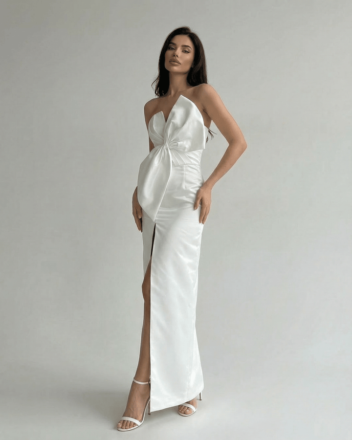Vestido blanco maxi sin tirantes, resalta la elegancia femenina. Ideal para noches de fiesta y celebraciones de invierno.