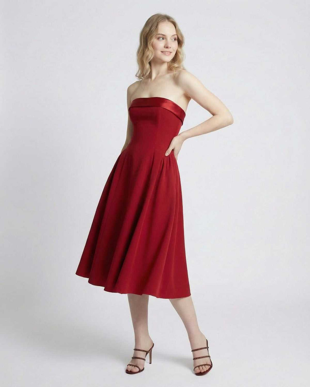Vestido midi celeste para mujer con bolsillos. Sin tirantes, ideal para fiestas, cócteles y ocasiones especiales.