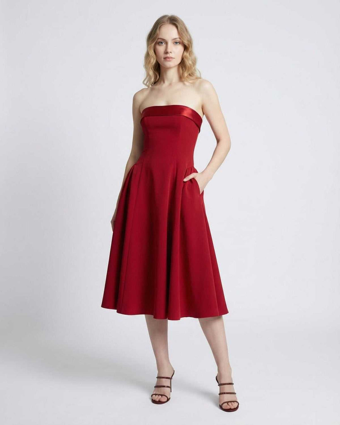 Vestido midi celeste de mujer con prácticos bolsillos. Diseño sin tirantes, ideal para primavera y eventos.
