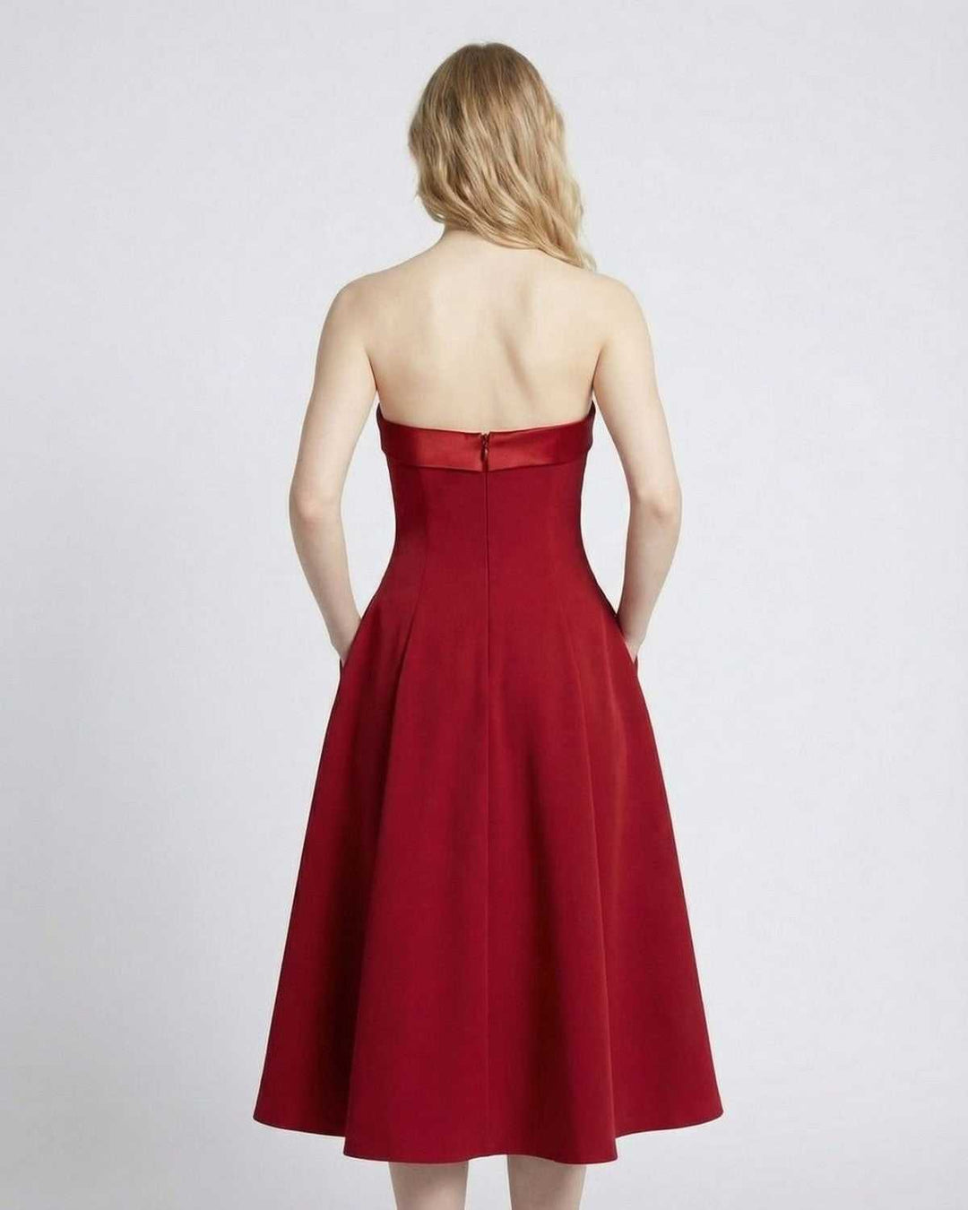 Elegante vestido midi celeste sin tirantes para mujer. Perfecto para ocasiones especiales, fiesta y verano.