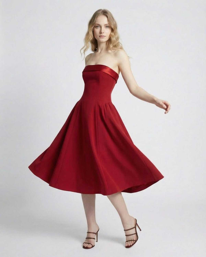 Vestido midi celeste fluido para mujer, sin tirantes. Elegante y con bolsillos, perfecto para el verano.