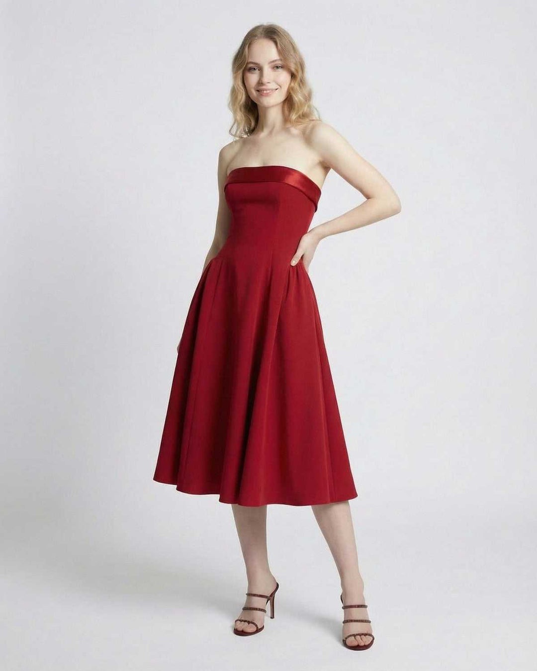 Vestido midi celeste de mujer, sin tirantes. Diseño elegante con bolsillos, perfecto para cóctel y primavera.