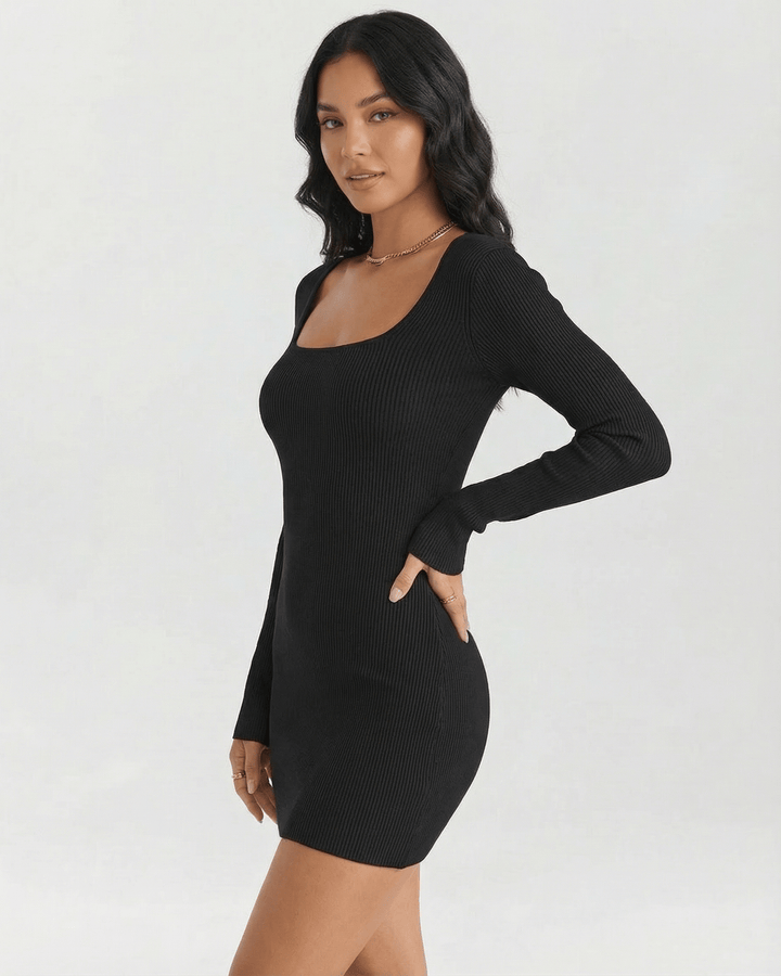 Mini vestido femenino blanco con cuello cuadrado y manga larga. Perfecto para ocasiones especiales o diario.