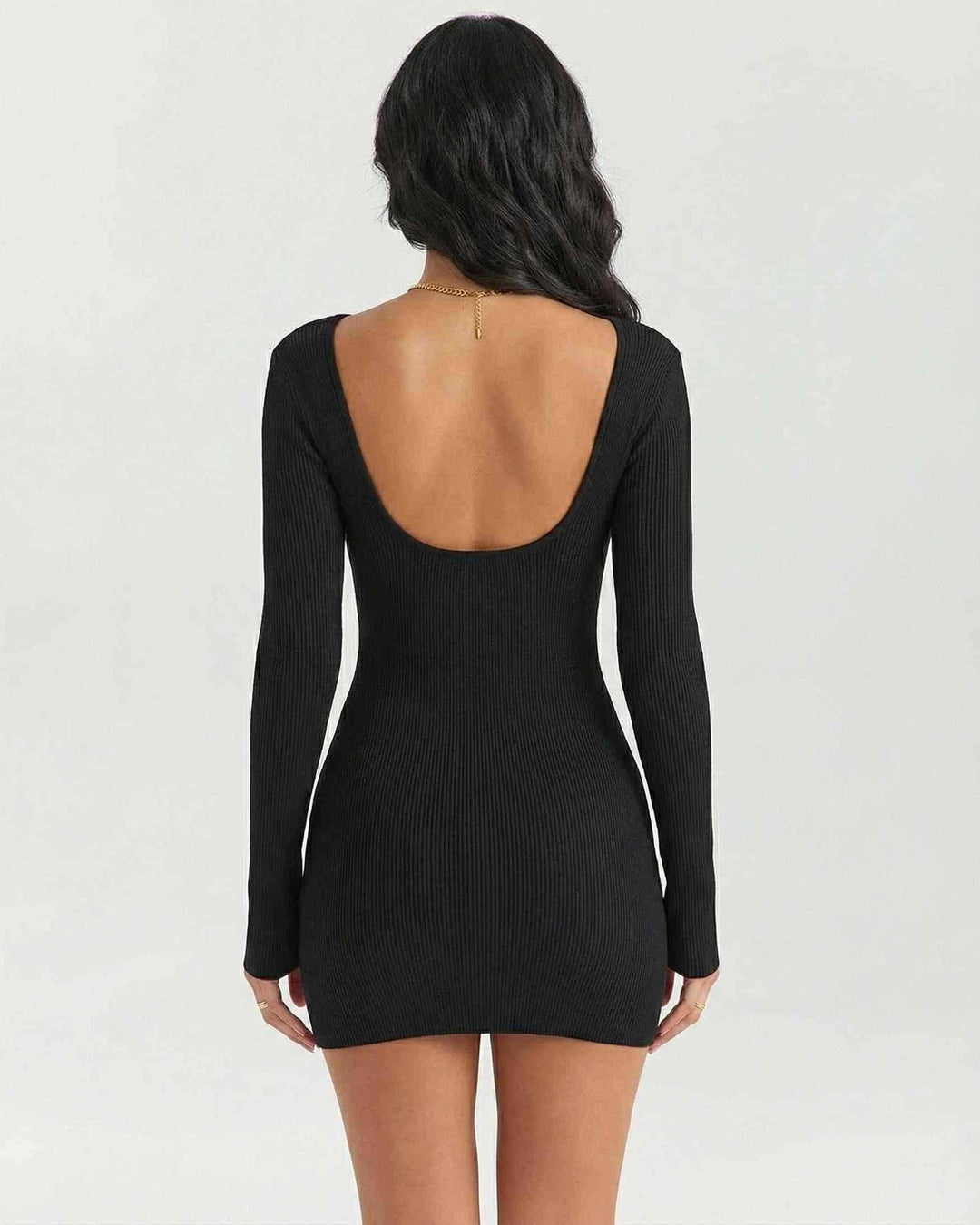 Mini vestido blanco de manga larga y cuello cuadrado. Ideal para ropa de noche o estilo urbano moderno.