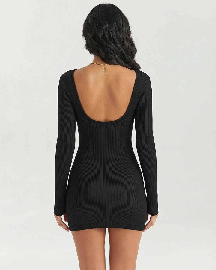 Mini vestido blanco de manga larga y cuello cuadrado. Ideal para ropa de noche o estilo urbano moderno.
