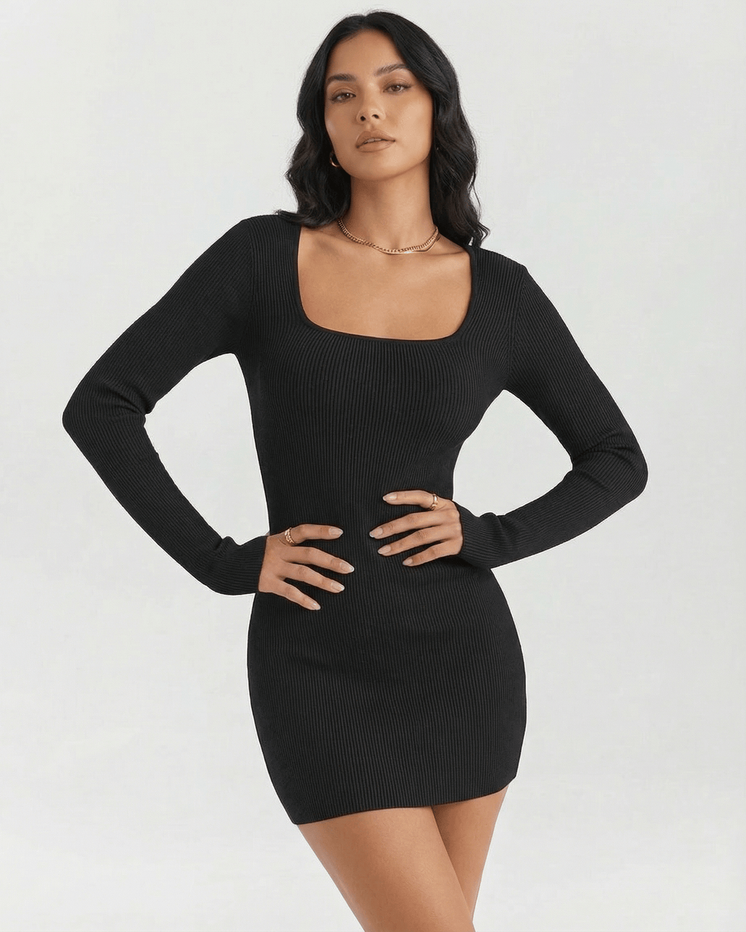 Vestido mini blanco ajustado con cuello cuadrado y manga larga para mujer. Estilo elegante y versátil.