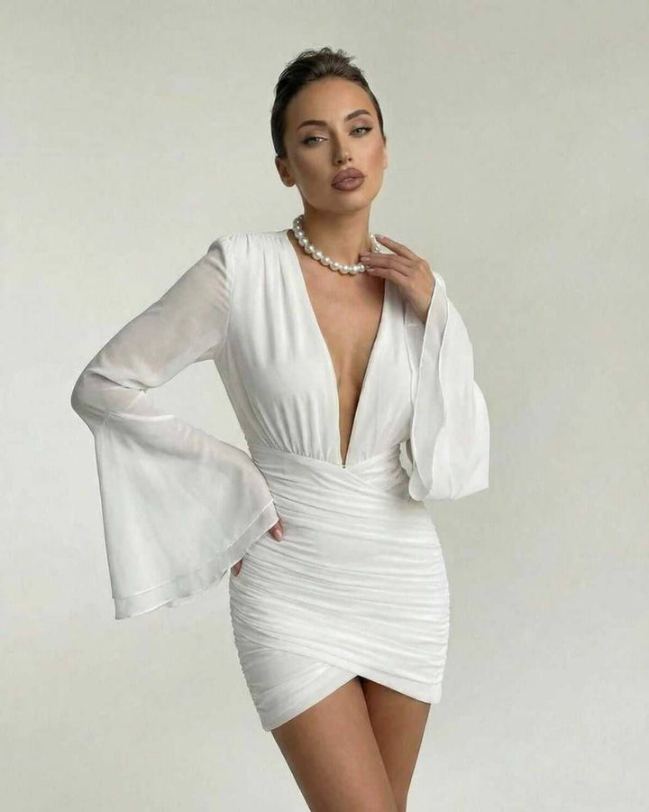 Vestido mini de fiesta blanco para mujer, con escote V y mangas acampanadas. Look sofisticado.