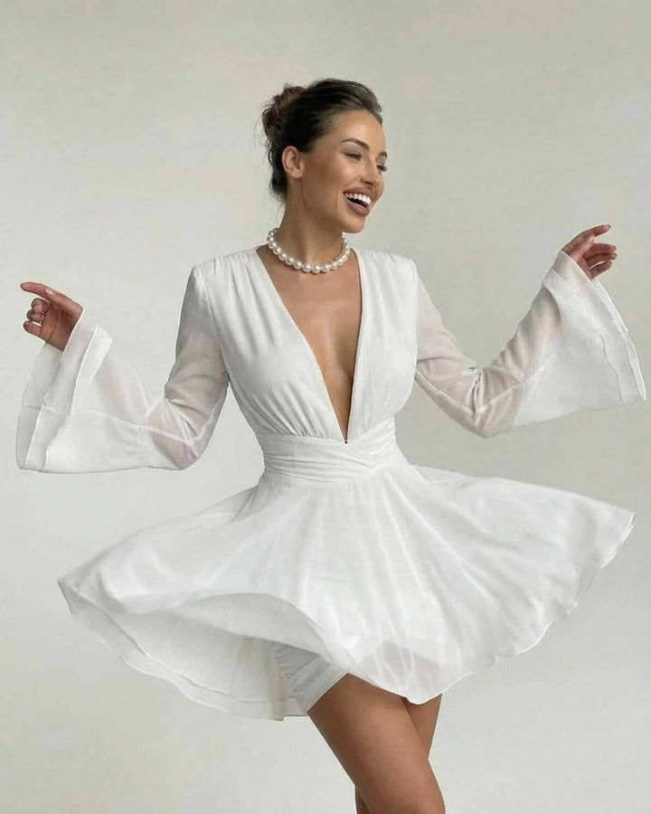 Chic vestido mini mujer con escote V. Diseño ajustado y mangas acampanadas para un look moderno de fiesta.