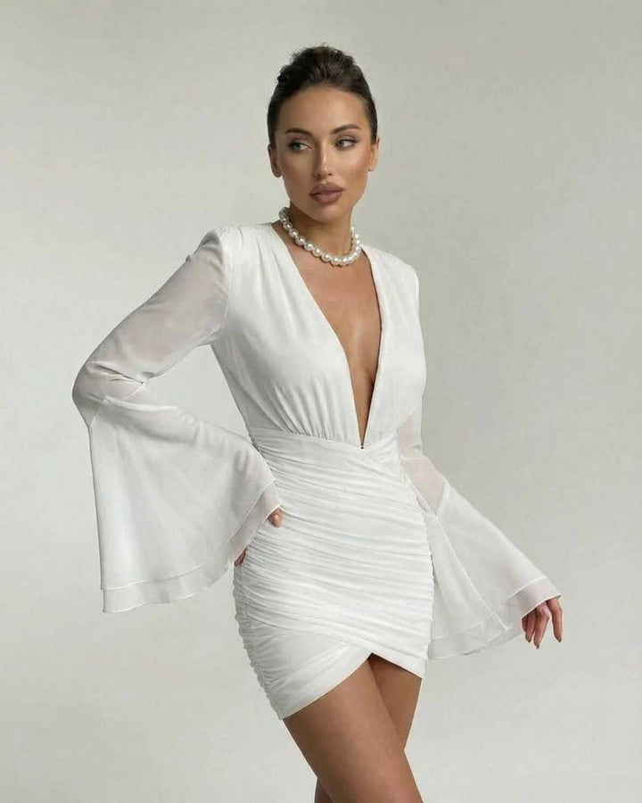Sofisticado vestido mini ajustado para mujer, con escote V pronunciado y elegantes mangas acampanadas.