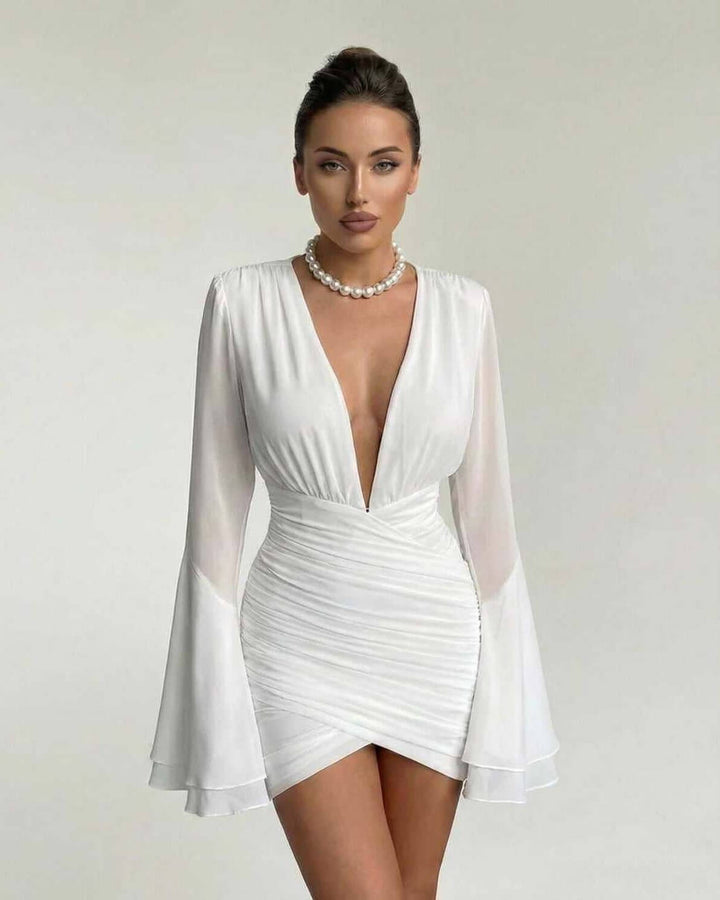 Vestido mini elegante para mujer, escote V y mangas acampanadas. Ideal para fiesta y cóctel.