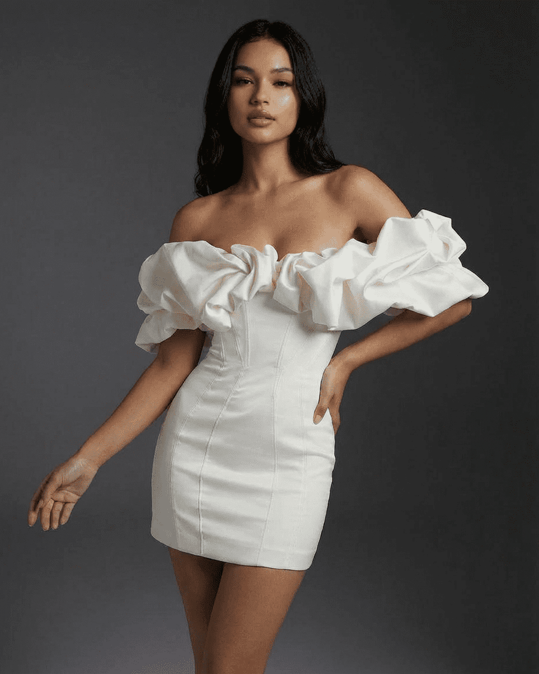 Vestido mini celeste de mujer con diseño ajustado y volantes, ideal para fiestas, cócteles o verano.