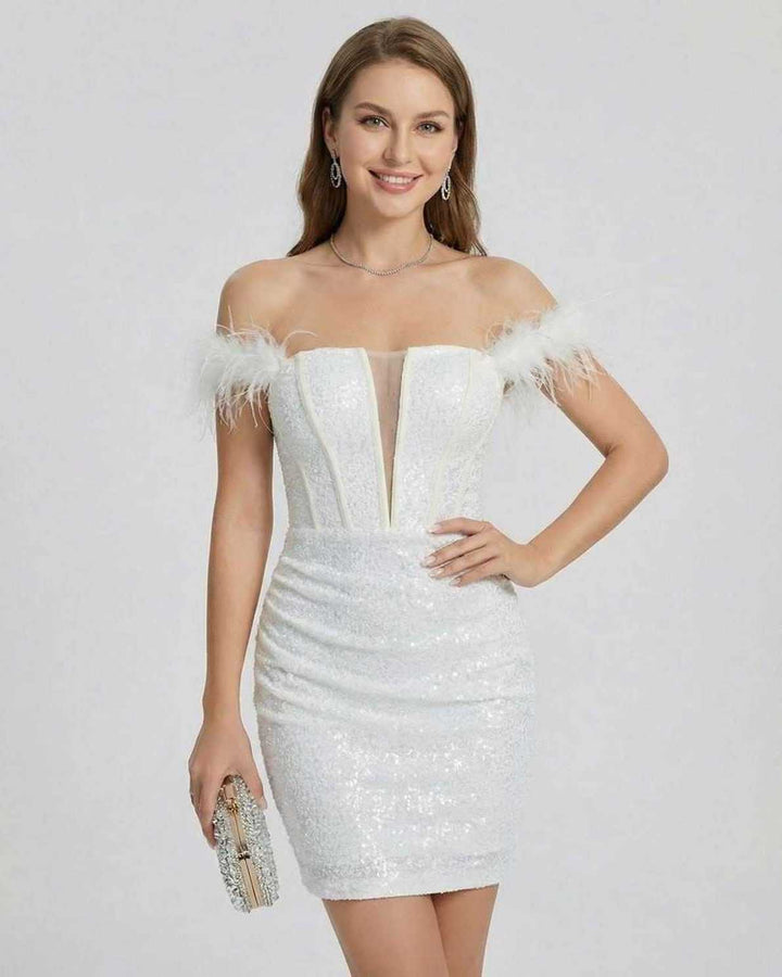 Mujer luciendo vestido mini celeste de fiesta con hombros descubiertos y detalle de plumas. Estilo cóctel verano.