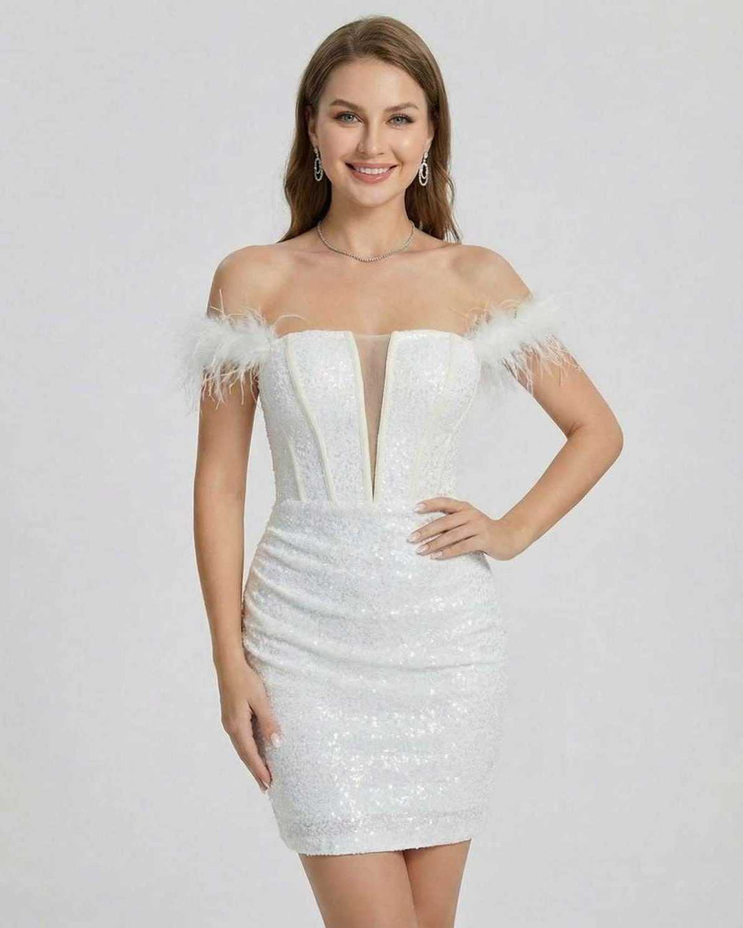 Vestido mini celeste para mujer con hombros descubiertos y plumas, ideal para fiesta o cóctel elegante.