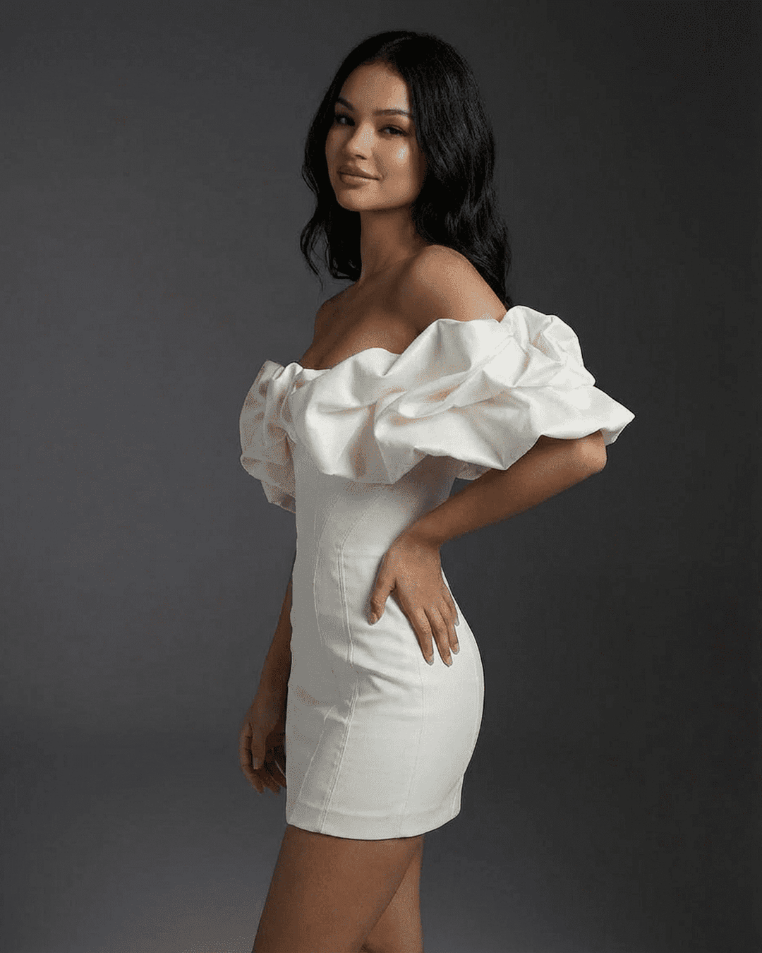 Vibrante vestido mini celeste para mujer, con corte ajustado y detalles de volantes, moderno y elegante.