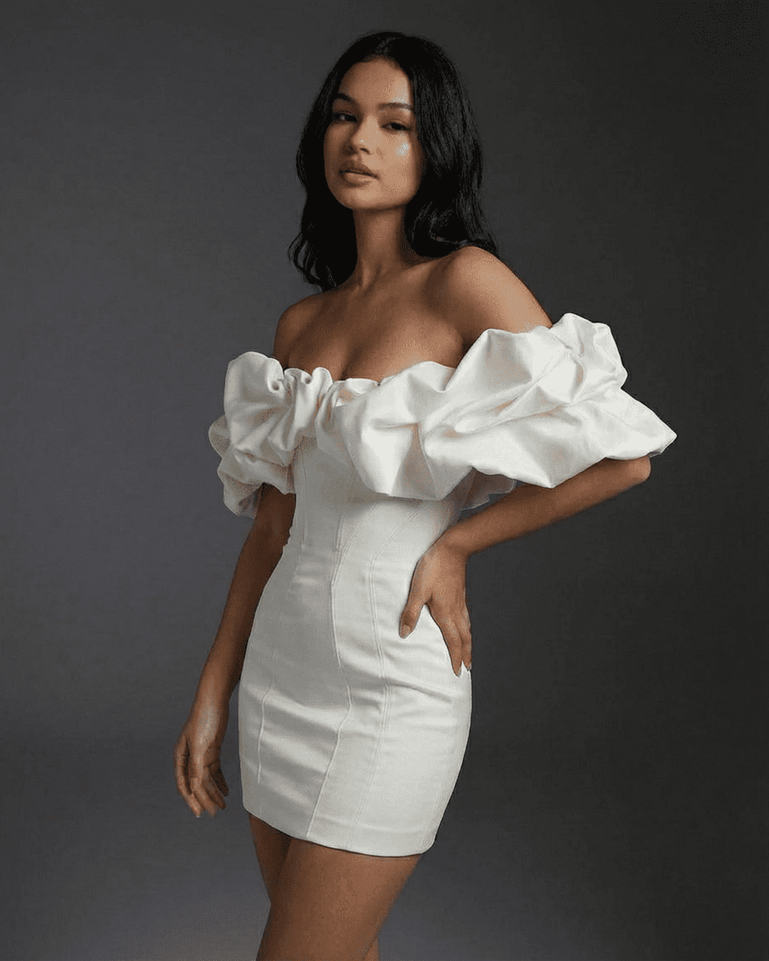 Vestido mini celeste elegante y ajustado para mujer con volantes, perfecto para una ocasión especial o fiesta.