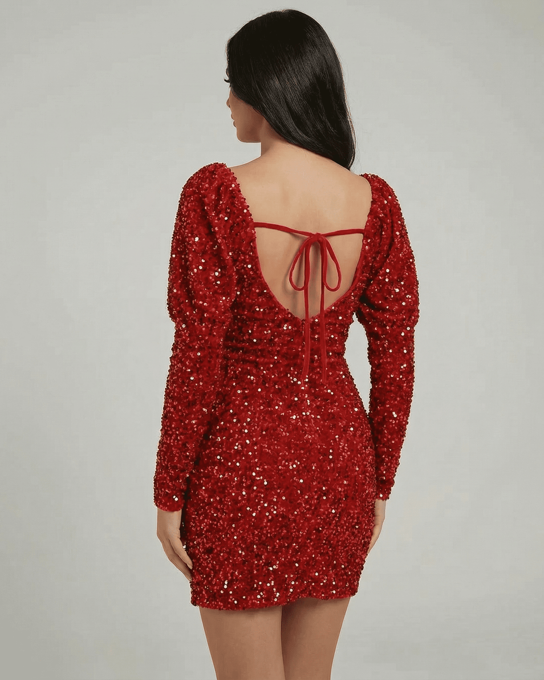Elegante vestido corto de fiesta en color celeste con lentejuelas y brillo, ideal para noche.