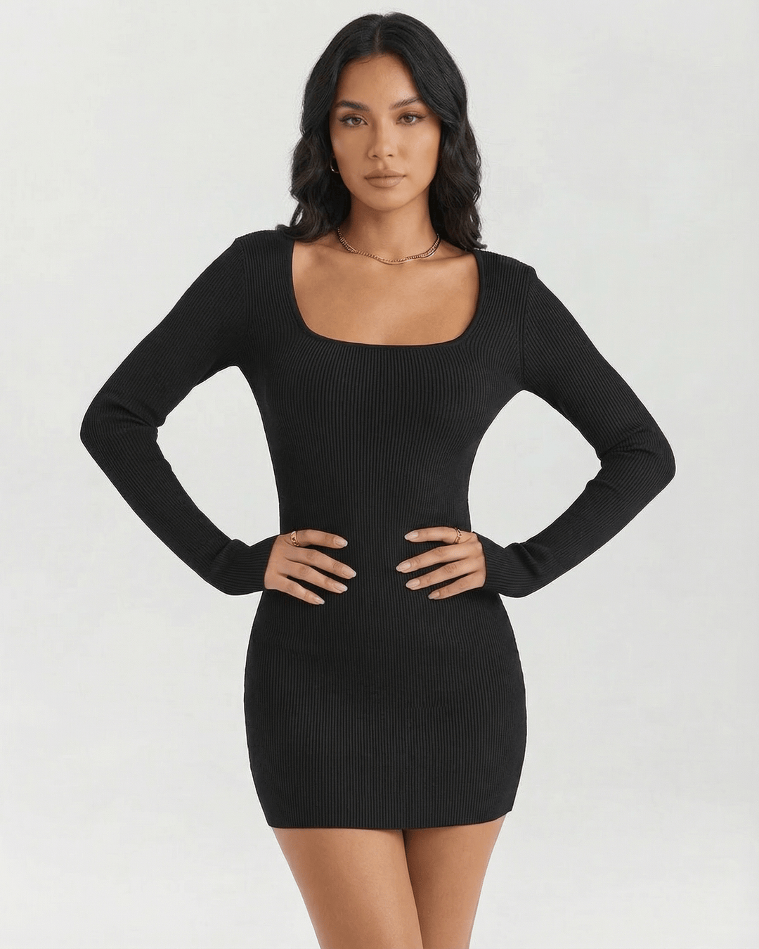 Vestido mini para mujer, color blanco puro, cuello cuadrado y manga larga. Versátil y muy actual.