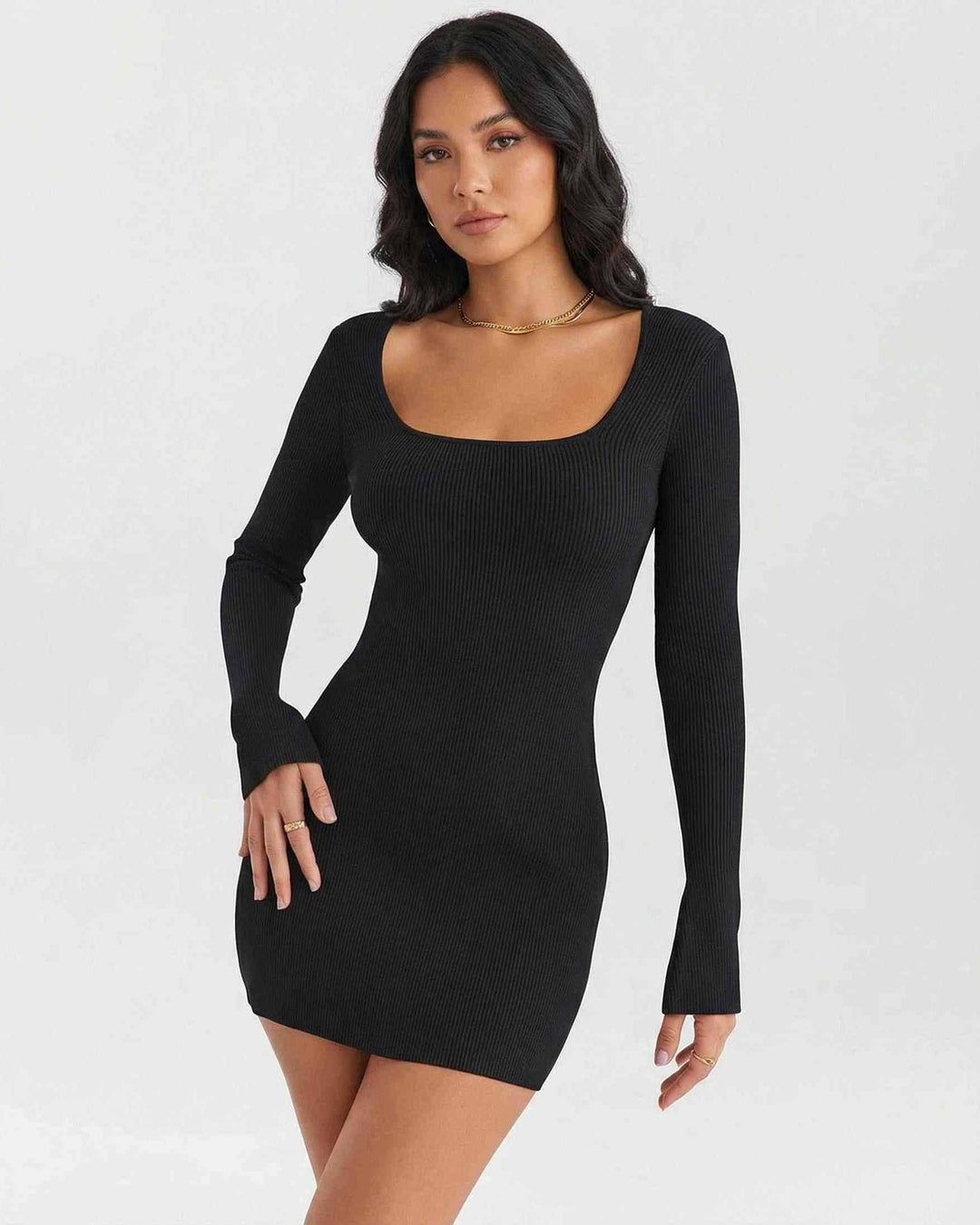 Vestido mini blanco de manga larga y cuello cuadrado. Diseño ajustado, estilo urbano y muy cómodo.