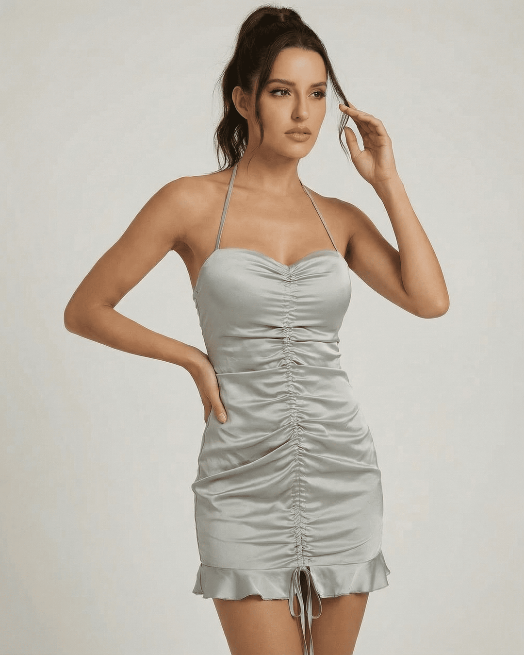 Elegante vestido mini celeste de mujer con detalles fruncidos y espalda seductora abierta.