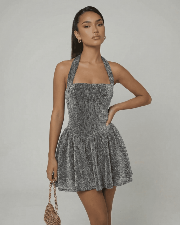 Moda femenina: vestido mini brillante de lentejuelas para fiesta. Estilo elegante sin mangas, ideal para la noche.