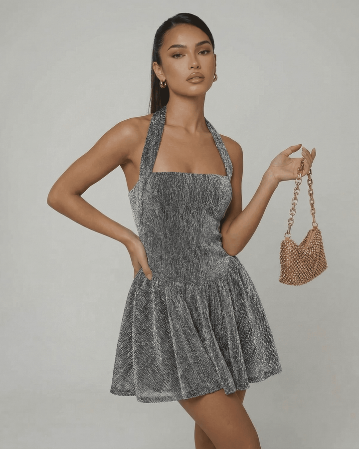 Mini vestido sin mangas con lentejuelas brillantes, perfecto para fiestas. Diseño femenino de silueta A y escote halter.