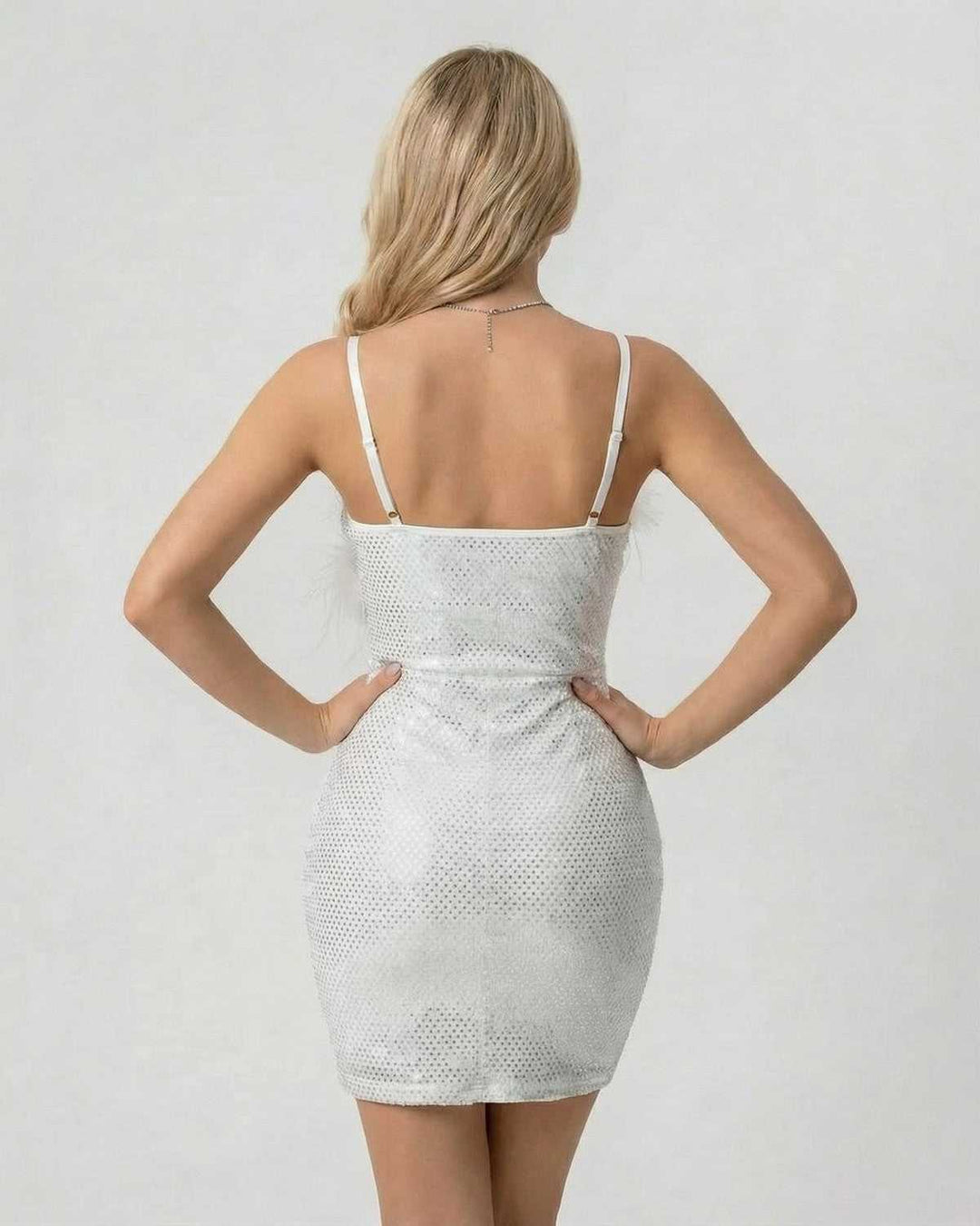 Detalle de las lentejuelas brillantes en el vestido mini bodycon. Ropa de mujer elegante para fiestas y eventos.