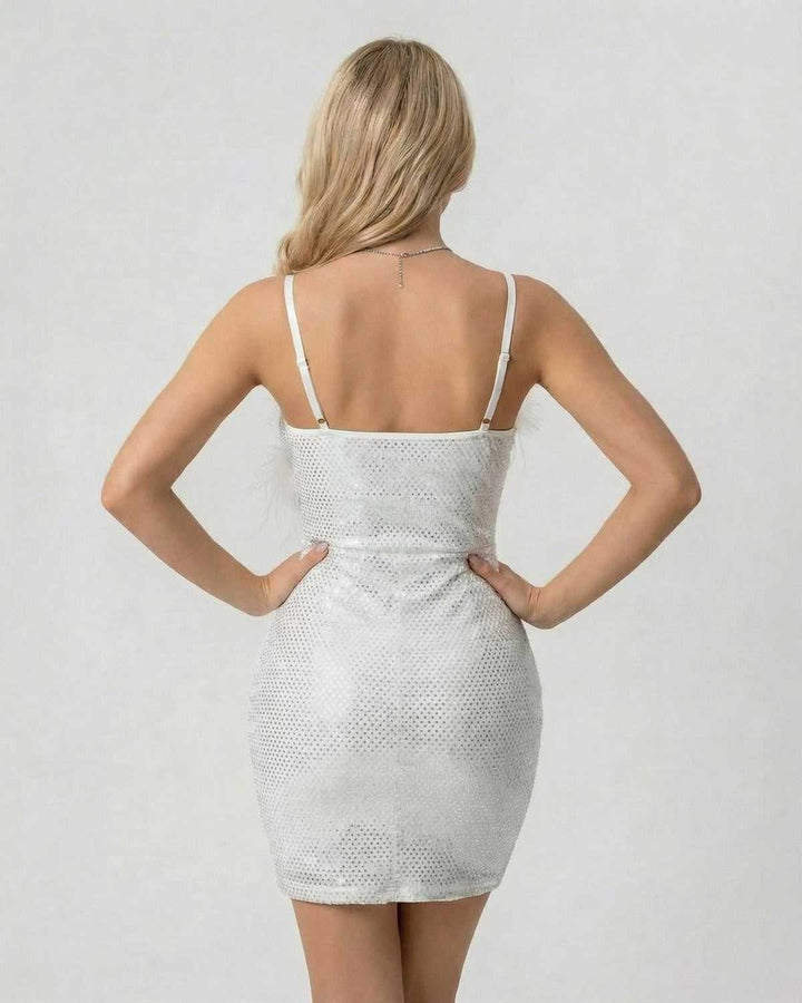 Detalle de las lentejuelas brillantes en el vestido mini bodycon. Ropa de mujer elegante para fiestas y eventos.