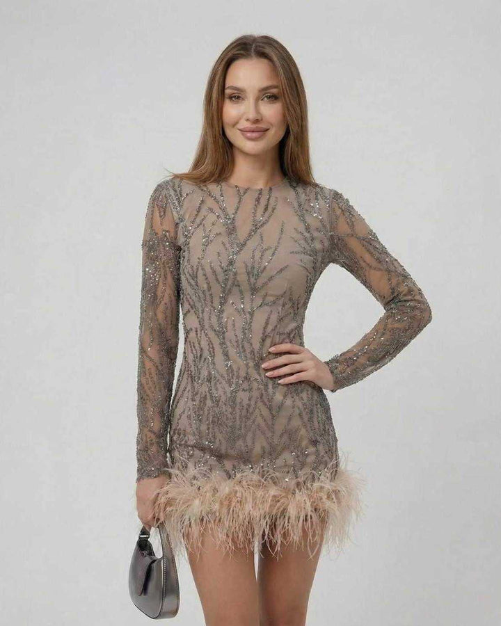 Vestido de noche blanco con lentejuelas y plumas, diseño chic y atrevido para la moda mujer.