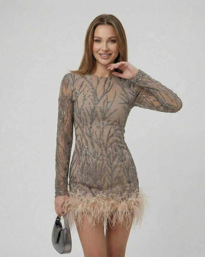 Vestido corto de fiesta blanco con lentejuelas y plumas, ideal para noche, cóctel o eventos con glamour.