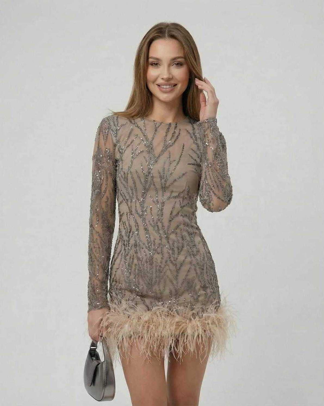 Mini vestido blanco para mujer, corte ajustado con lentejuelas y plumas, look sofisticado de fiesta.